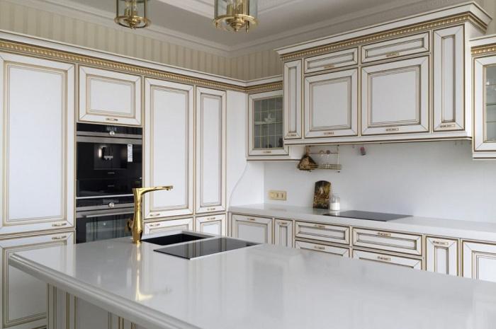 Белая с золотом угловая кухня Bristel