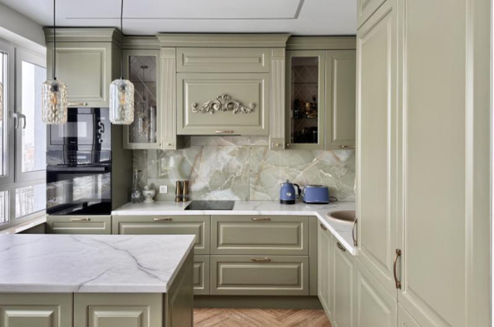 Оливковая кухня в классическом стиле