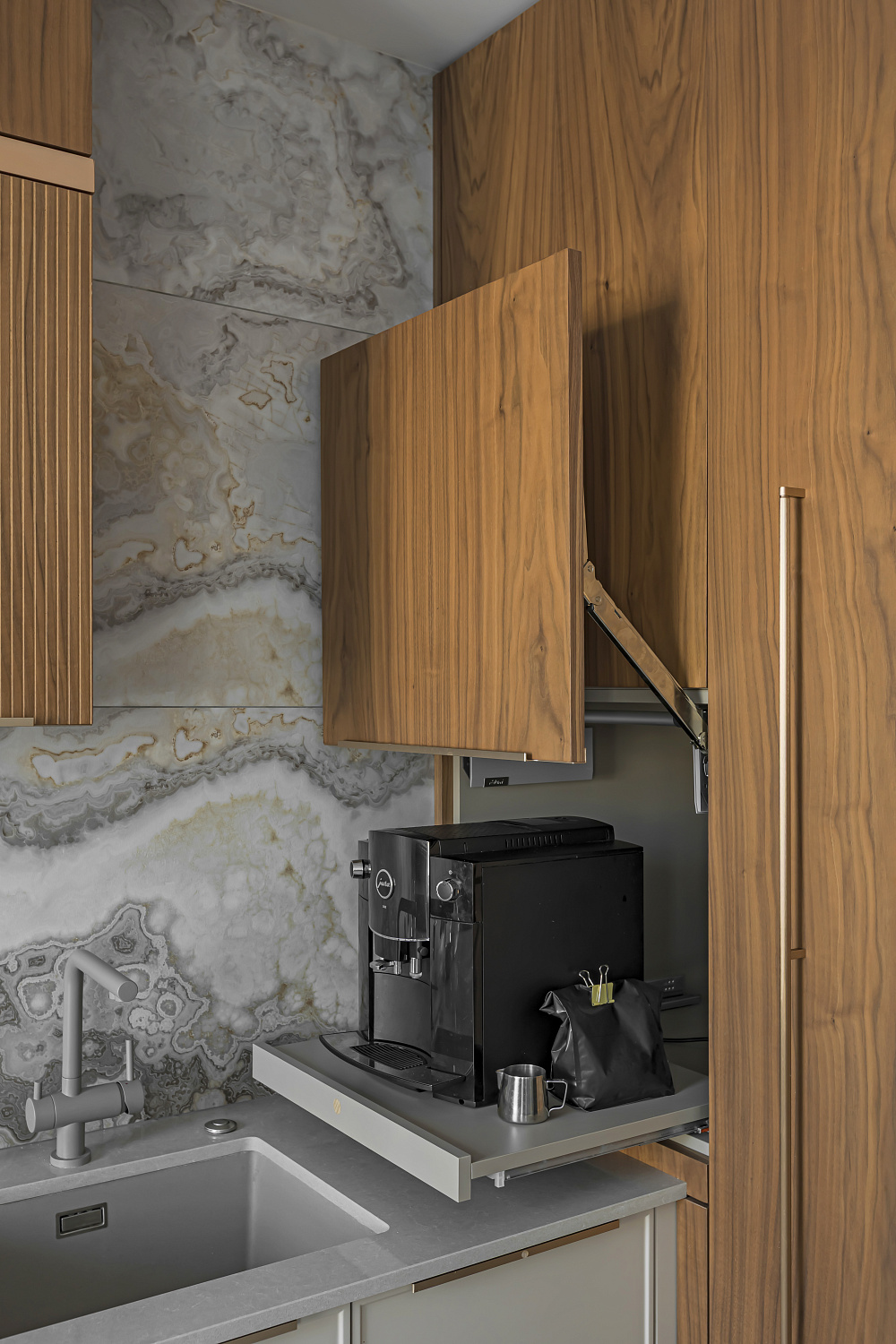 Кухня из шпона ореха в ЖК Левада