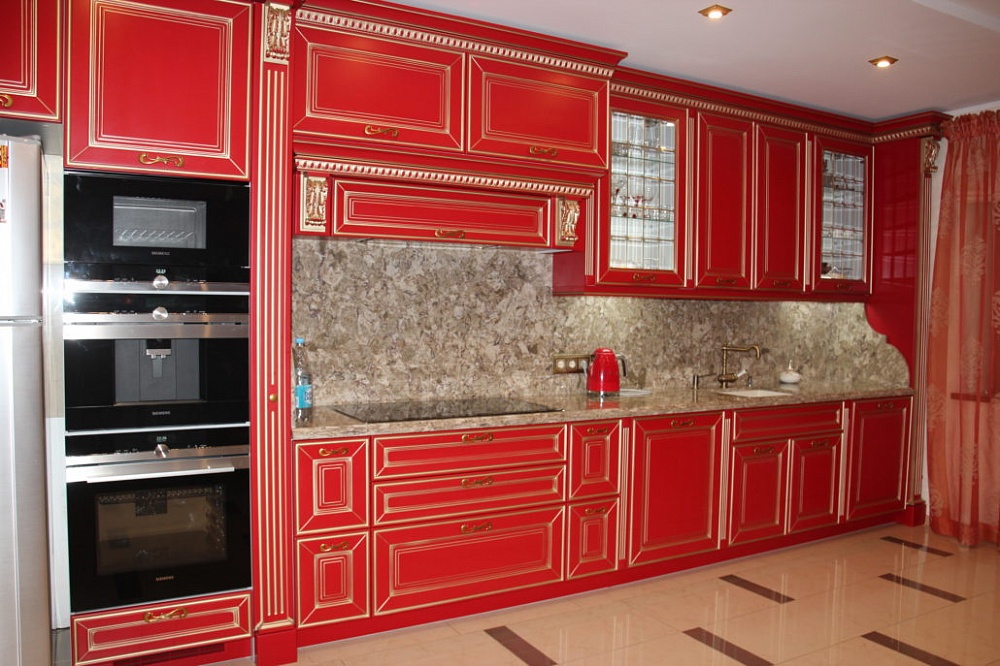 Красная кухня Bristel из массива ольхи