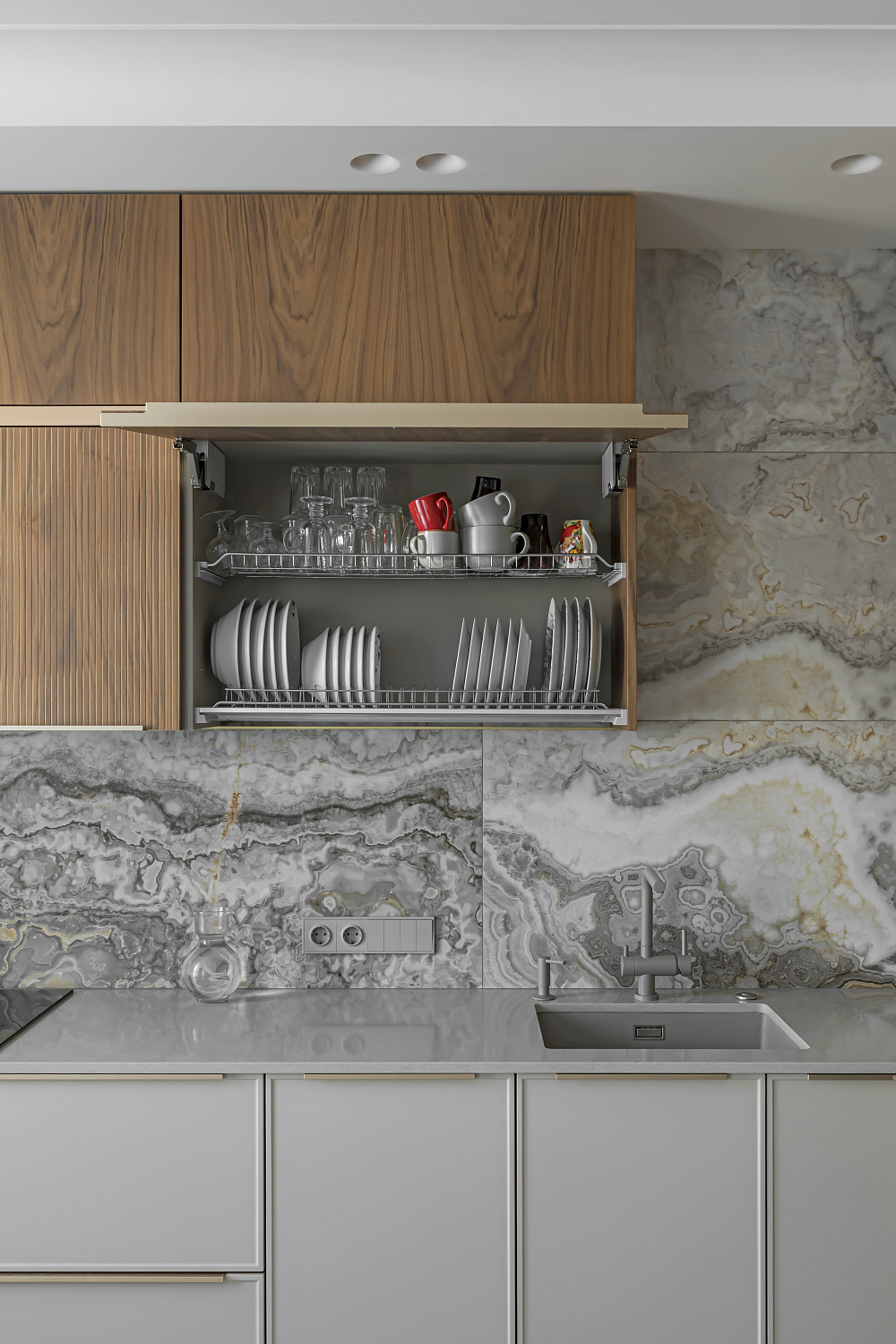 Кухня из шпона ореха в ЖК Левада