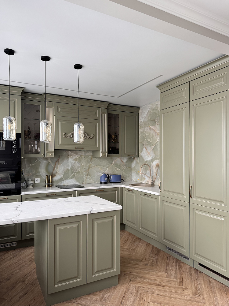 Оливковая кухня в классическом стиле