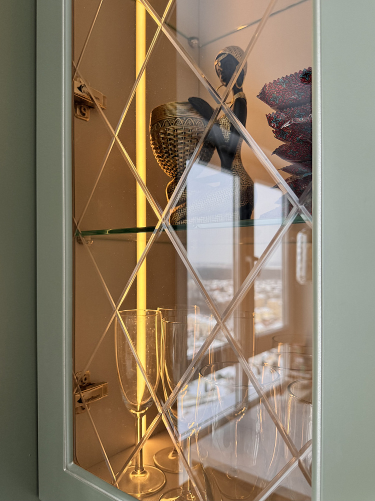 Оливковая кухня в классическом стиле