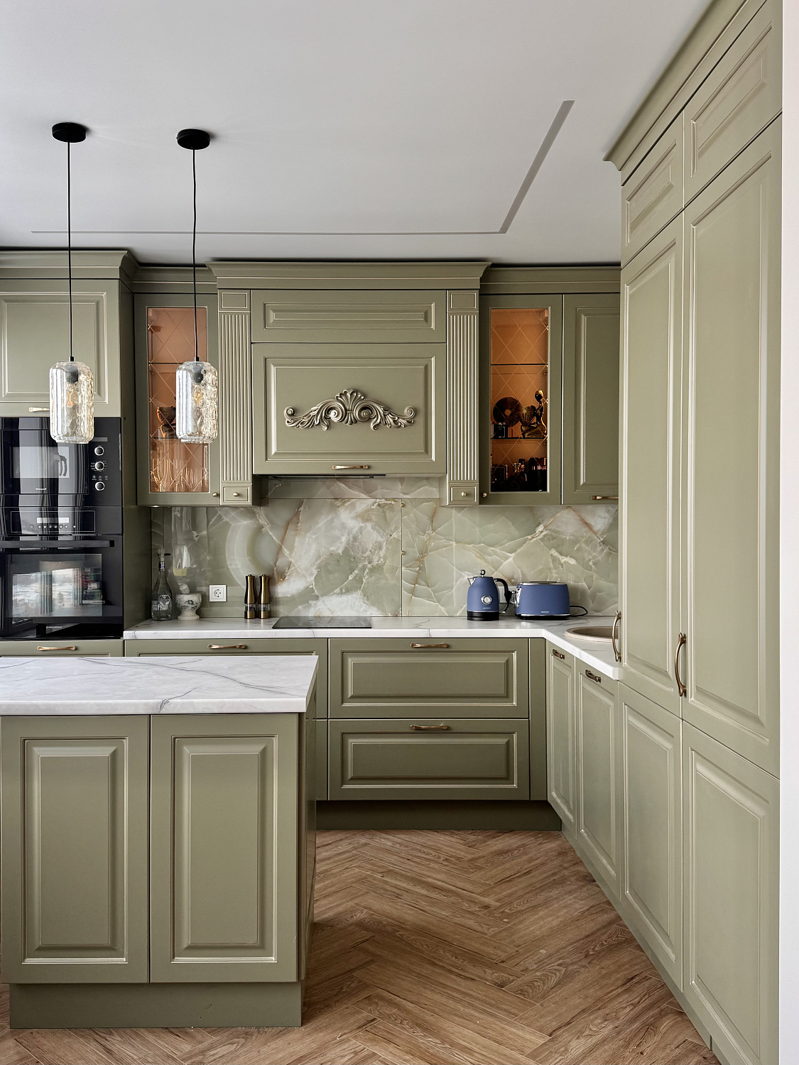 Оливковая кухня в классическом стиле