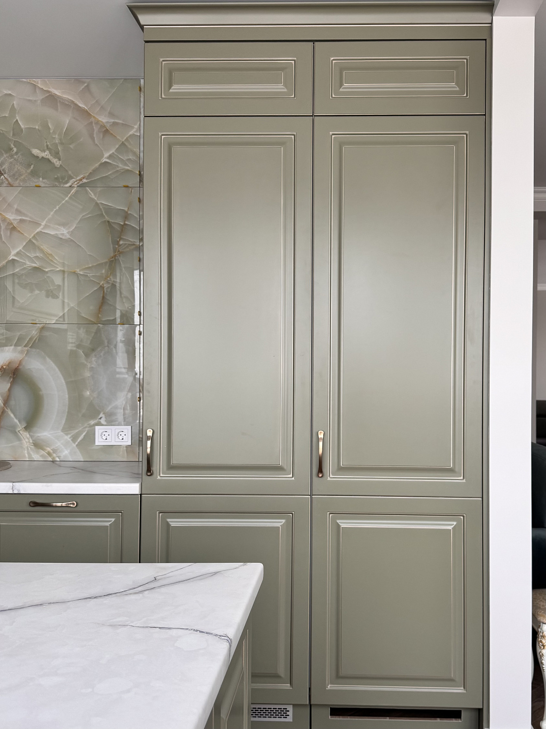 Оливковая кухня в классическом стиле