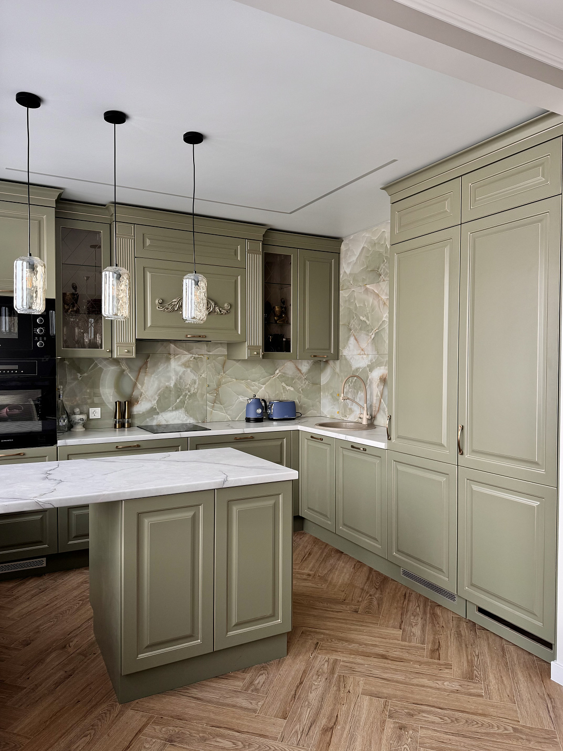 Оливковая кухня в классическом стиле