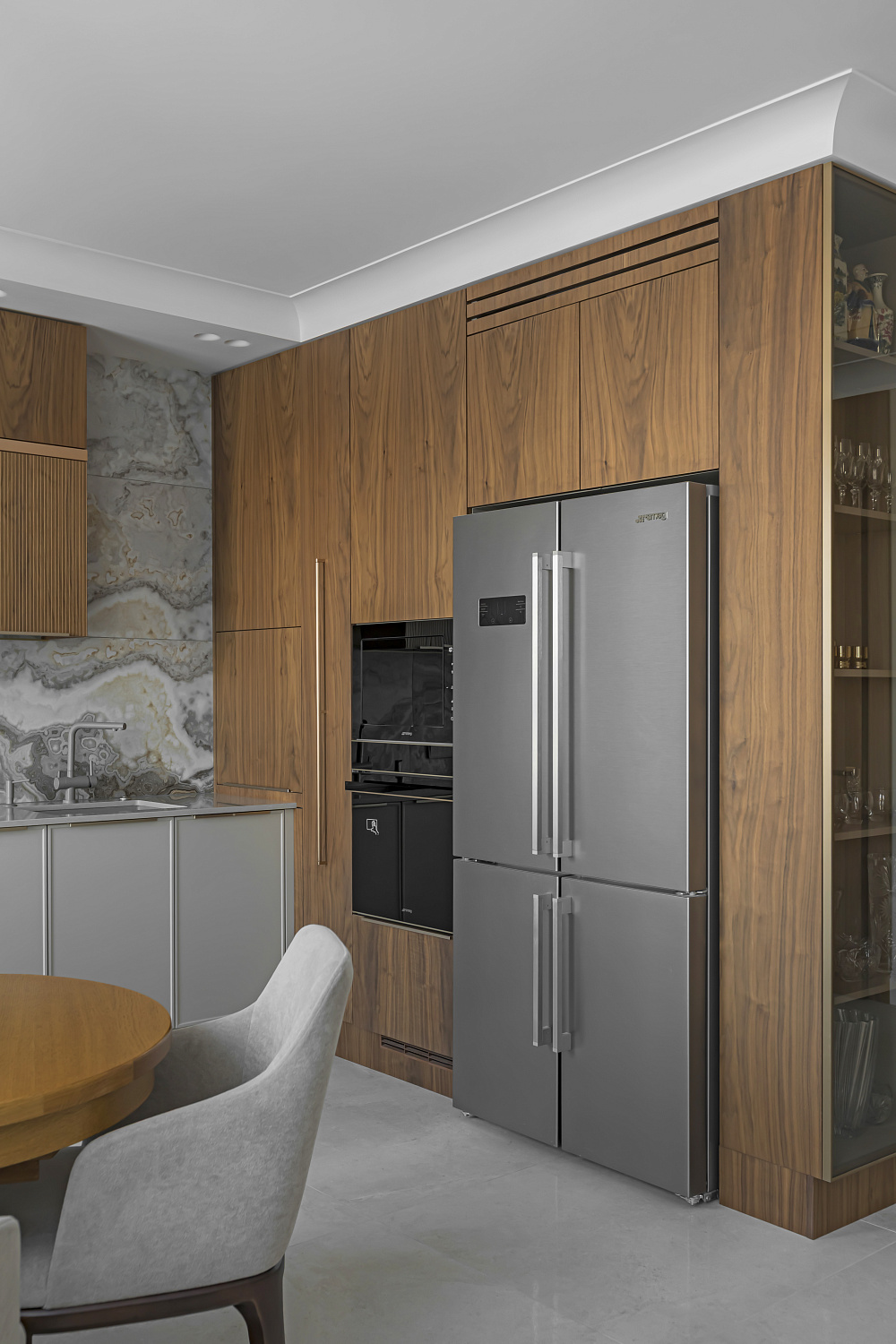 Кухня из шпона ореха в ЖК Левада