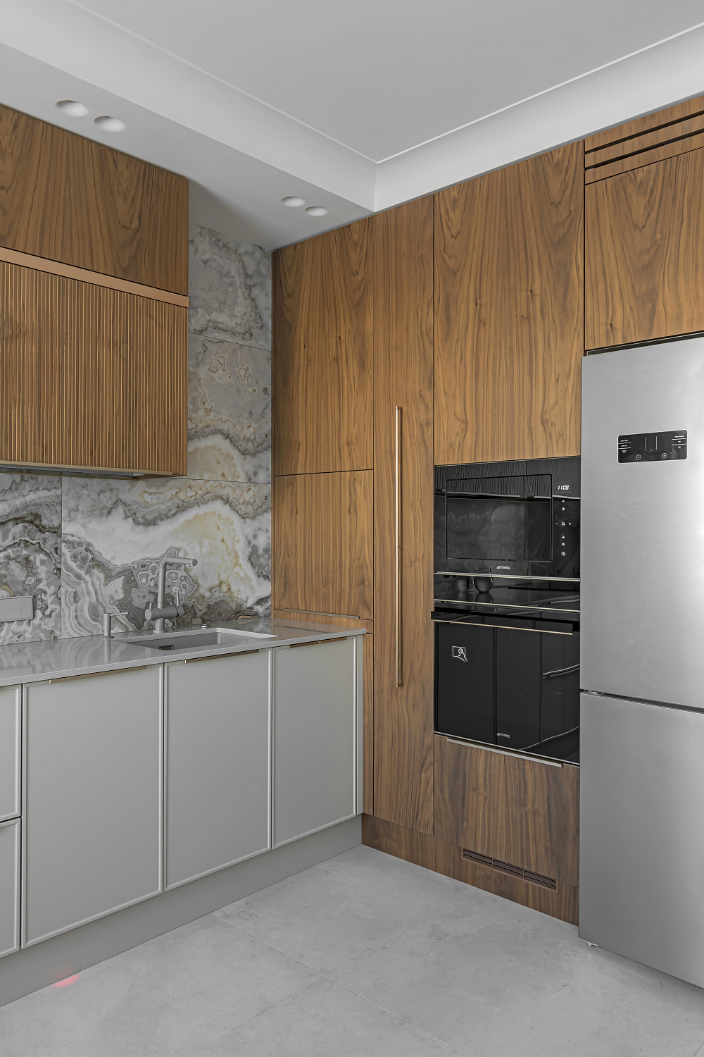 Кухня из шпона ореха в ЖК Левада