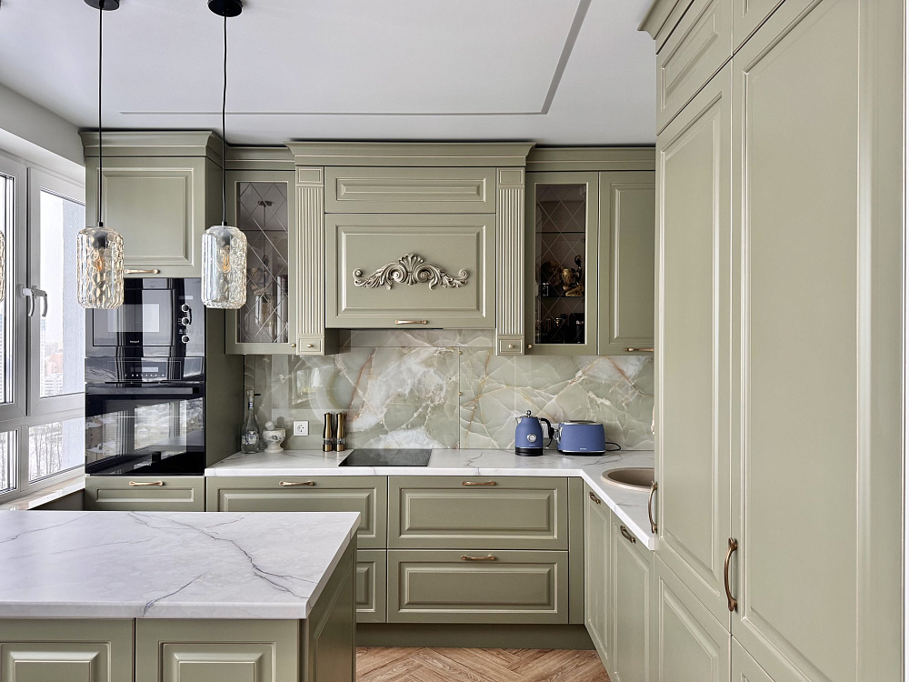 Оливковая кухня в классическом стиле