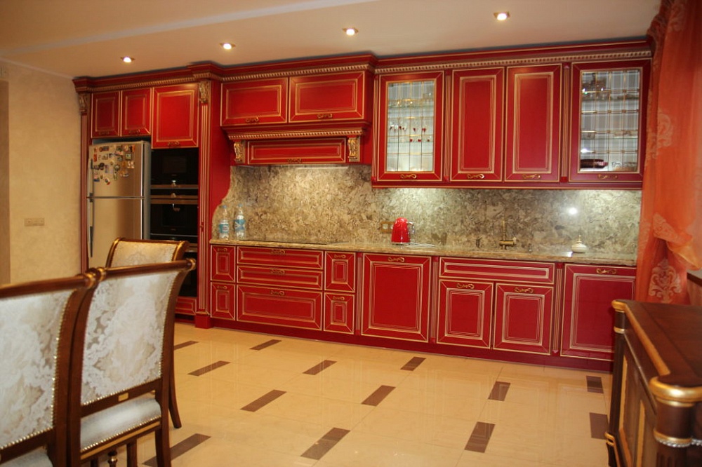 Красная кухня Bristel из массива ольхи