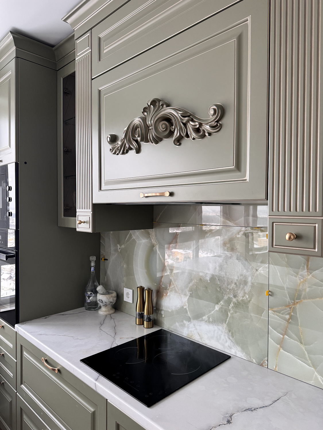 Оливковая кухня в классическом стиле