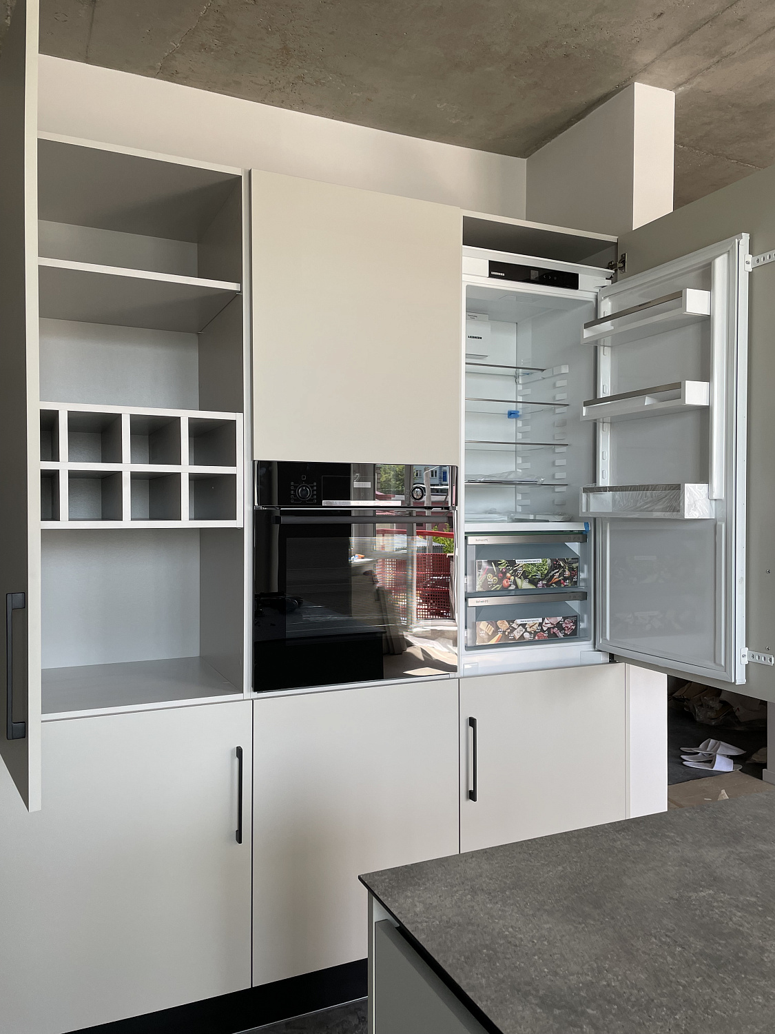 Кухня  лофт с фасадами AGT с компакт-пплитой