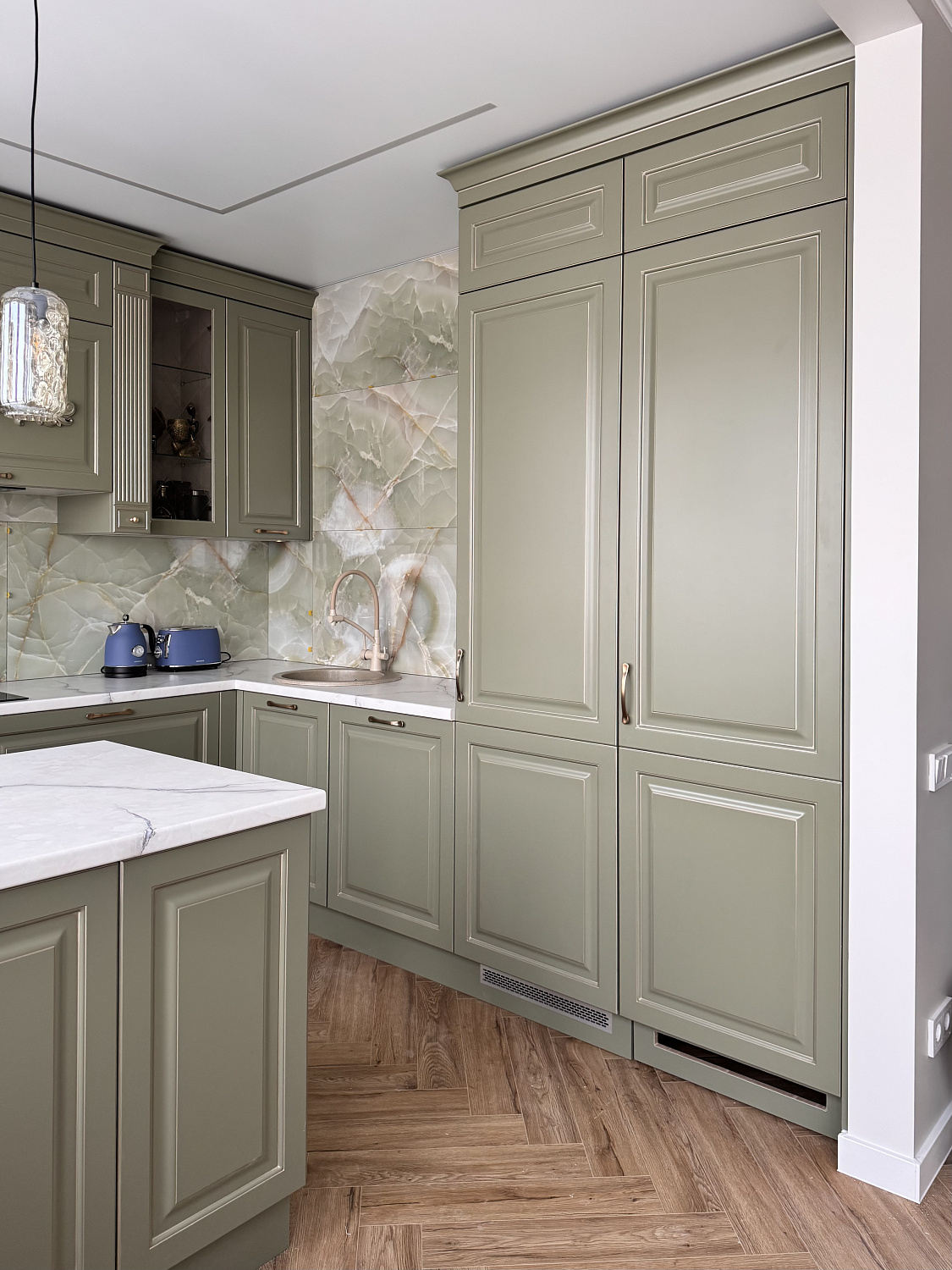 Оливковая кухня в классическом стиле