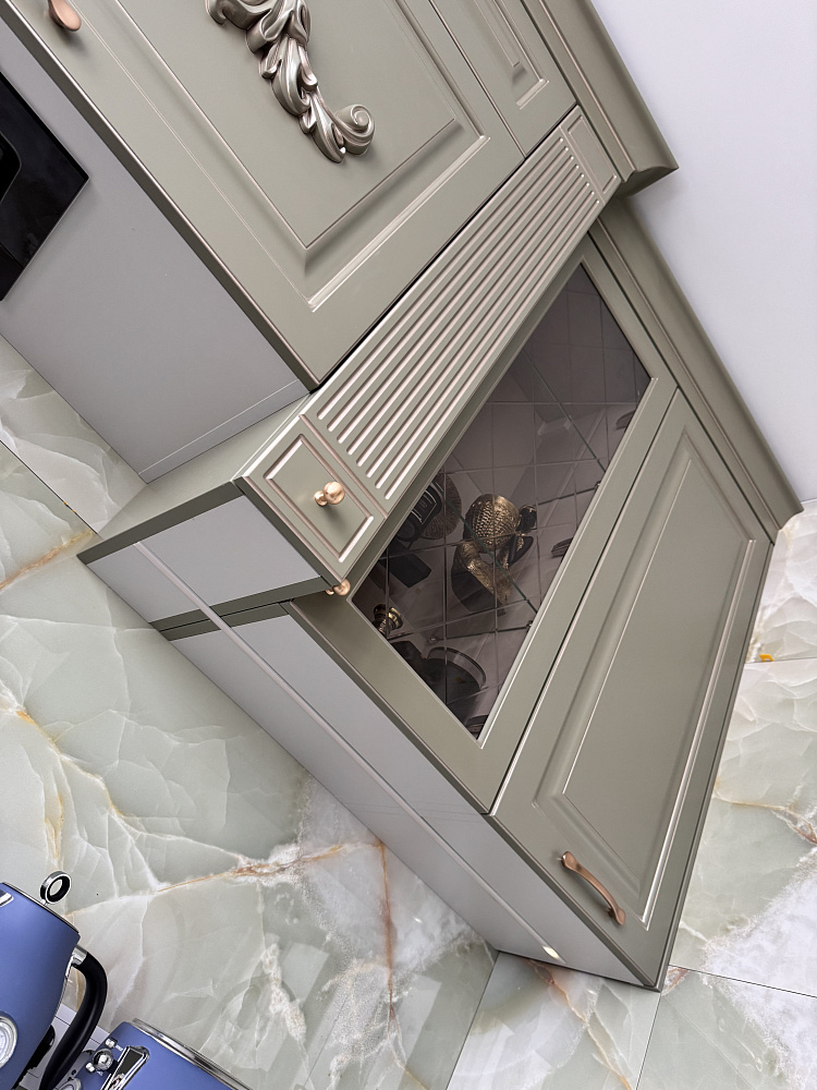 Оливковая кухня в классическом стиле