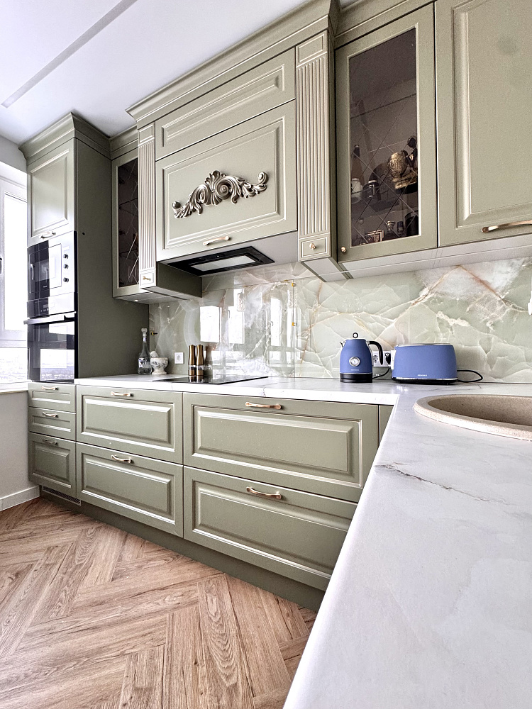 Оливковая кухня в классическом стиле