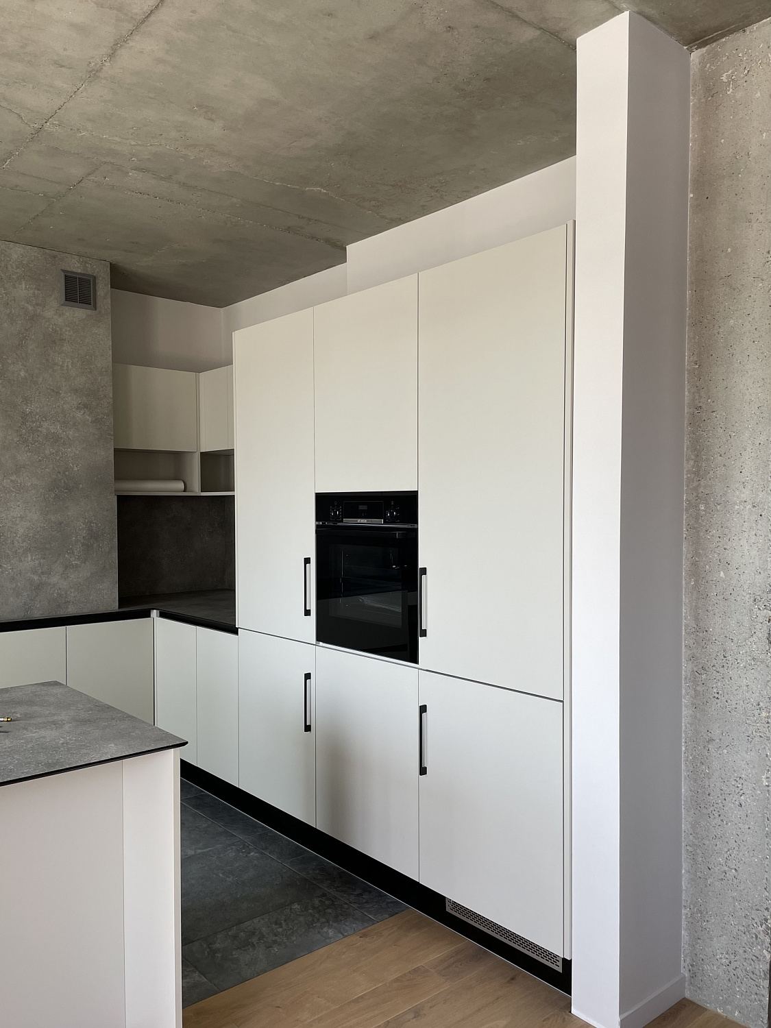 Кухня  лофт с фасадами AGT с компакт-пплитой