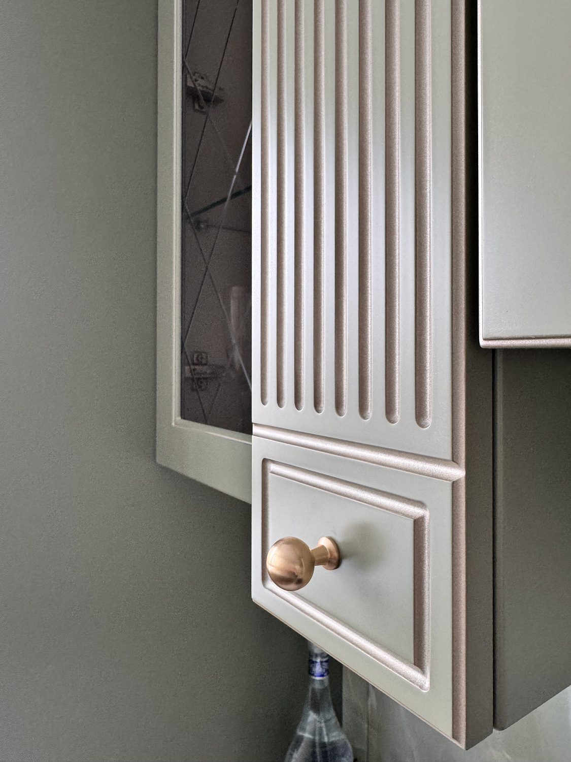 Оливковая кухня в классическом стиле