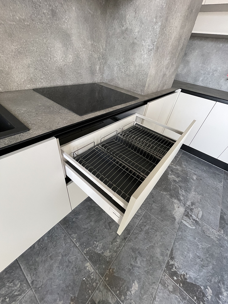 Кухня  лофт с фасадами AGT с компакт-пплитой