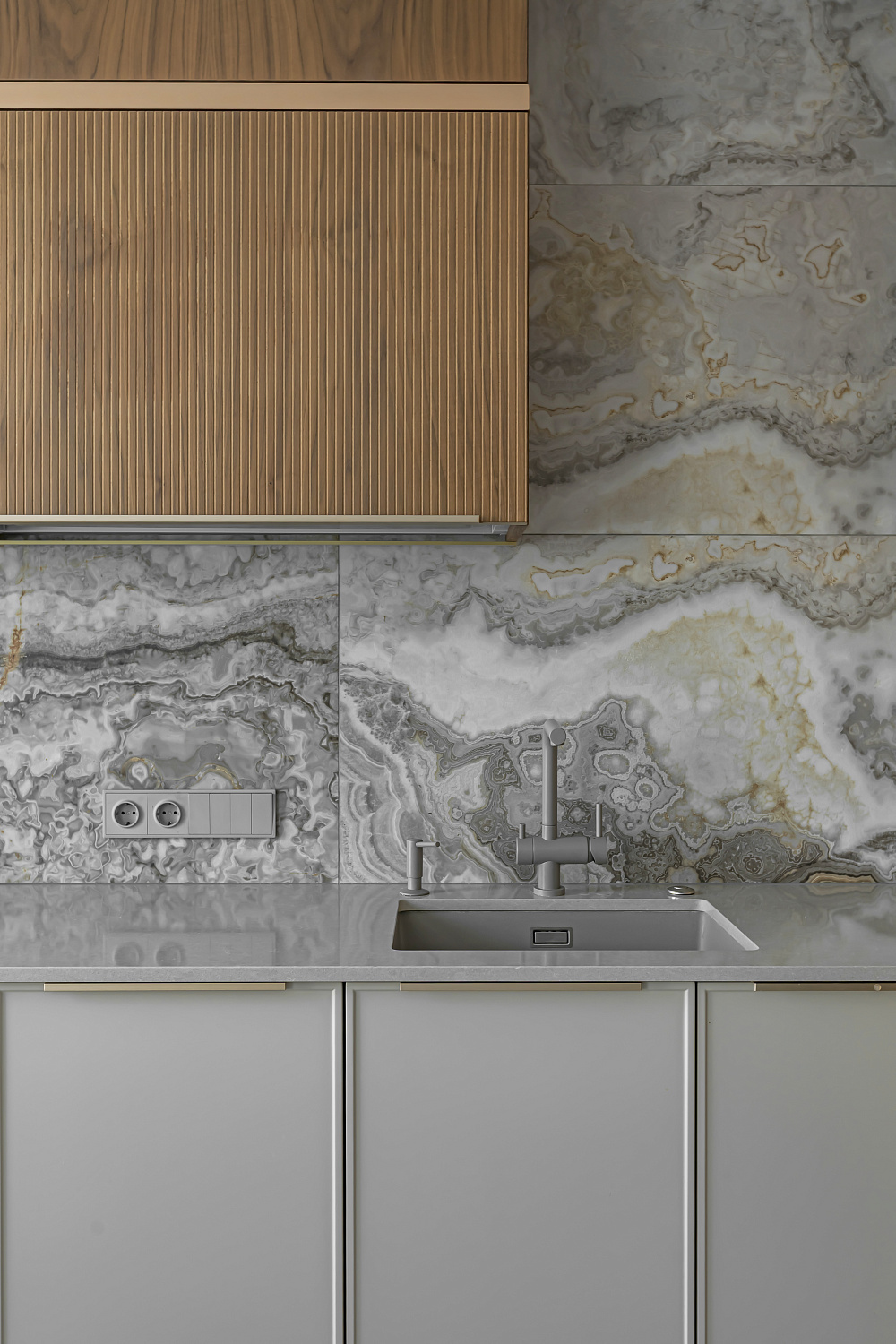 Кухня из шпона ореха в ЖК Левада