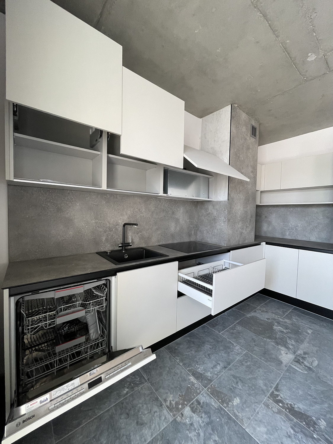 Кухня  лофт с фасадами AGT с компакт-пплитой