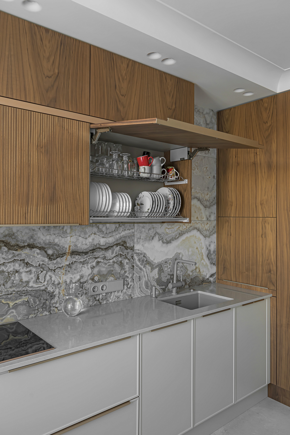 Кухня из шпона ореха в ЖК Левада