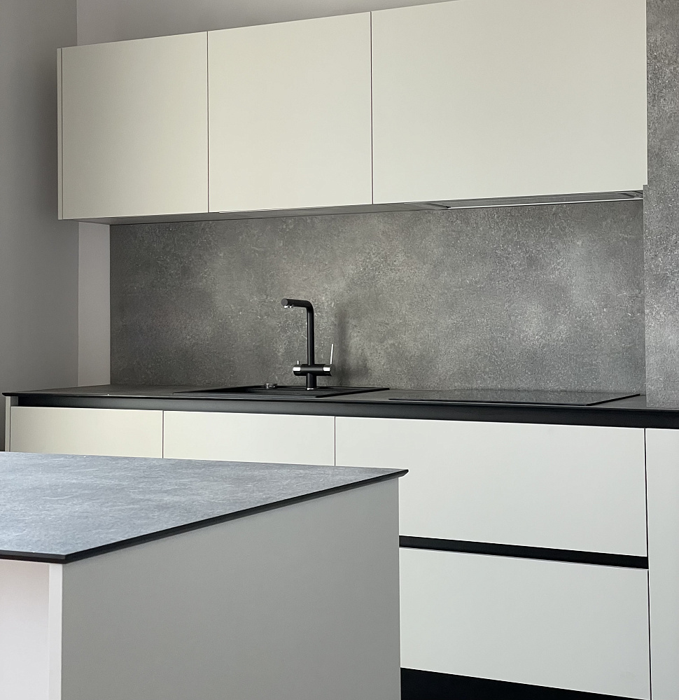 Кухня  лофт с фасадами AGT с компакт-пплитой