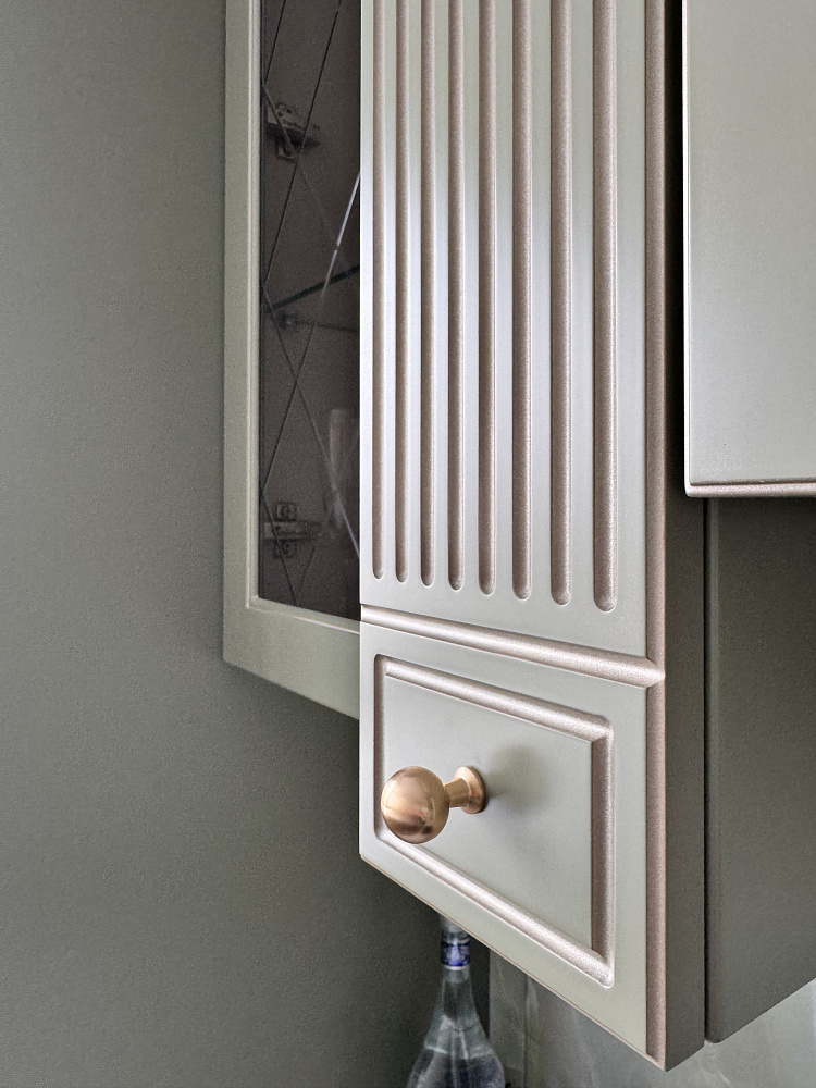 Оливковая кухня в классическом стиле