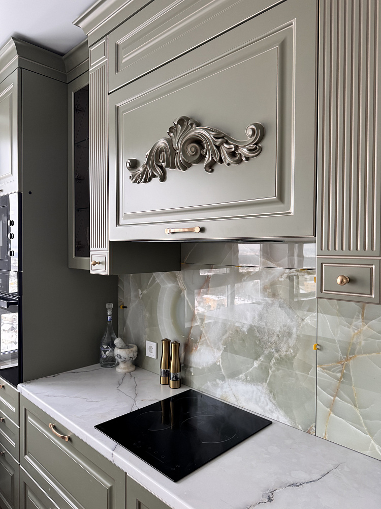 Оливковая кухня в классическом стиле