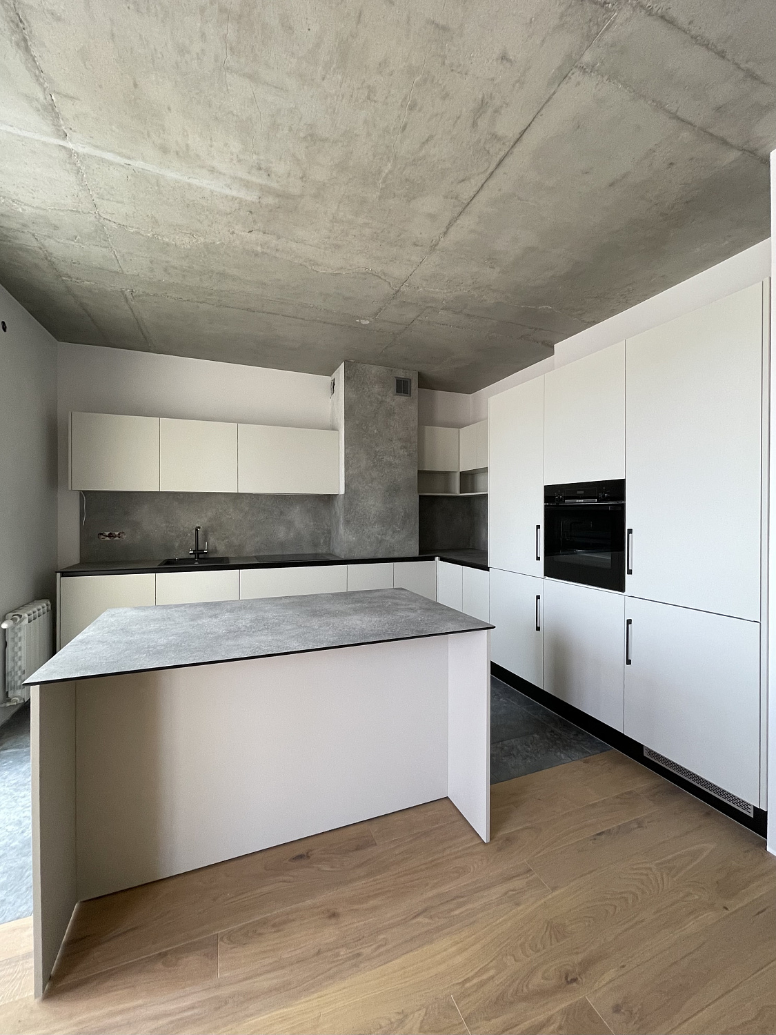 Кухня  лофт с фасадами AGT с компакт-пплитой