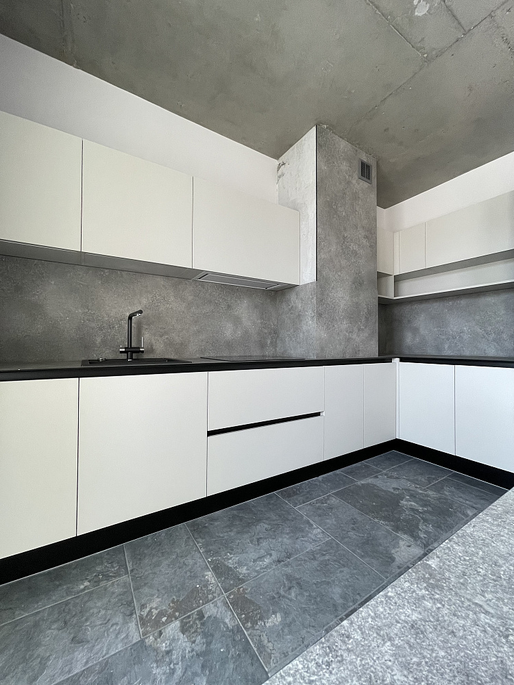 Кухня  лофт с фасадами AGT с компакт-пплитой