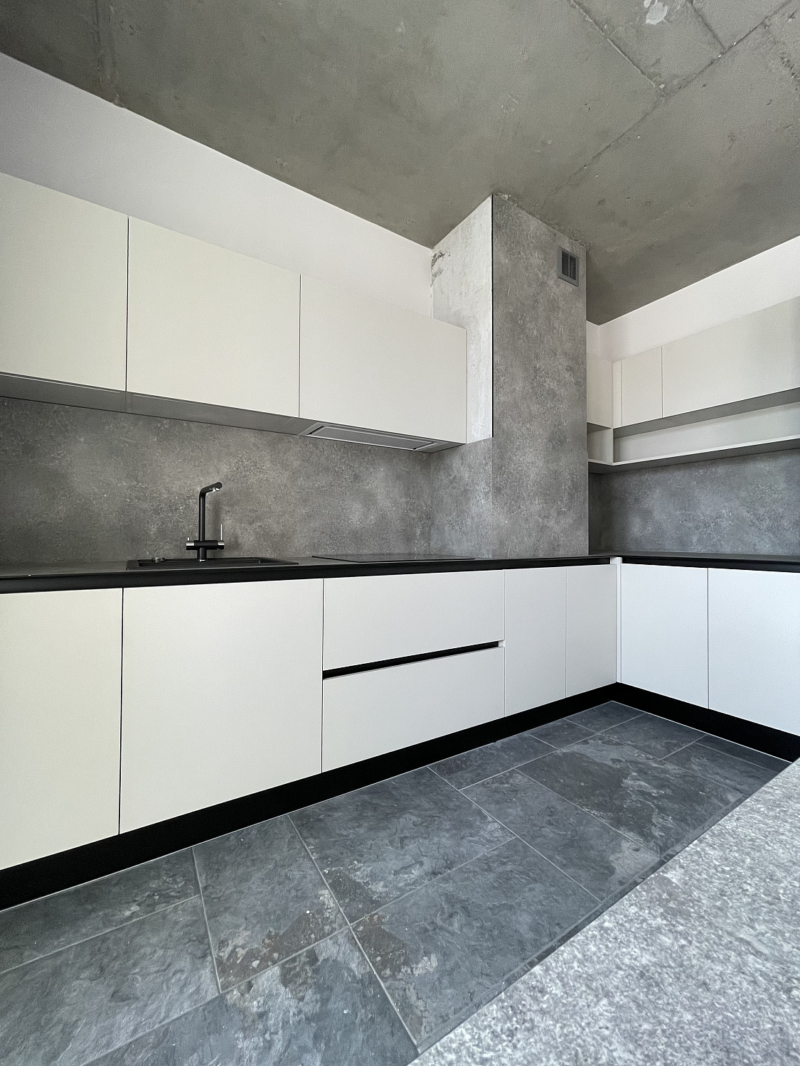 Кухня  лофт с фасадами AGT с компакт-пплитой