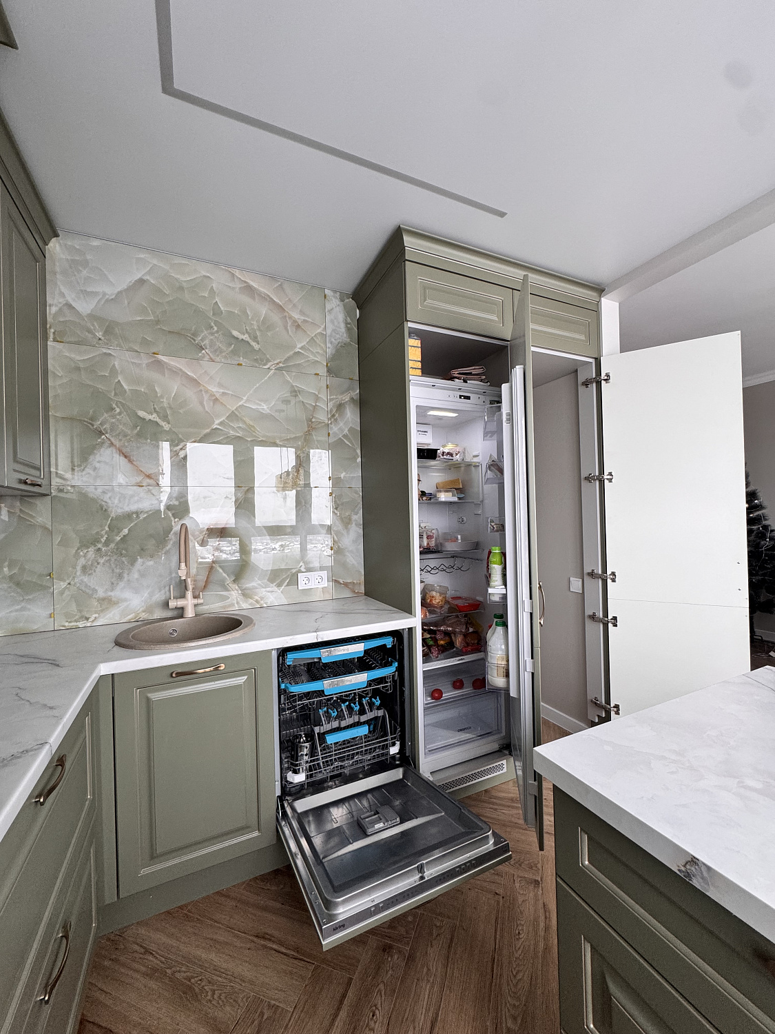 Оливковая кухня в классическом стиле