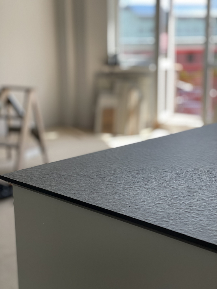 Кухня  лофт с фасадами AGT с компакт-пплитой