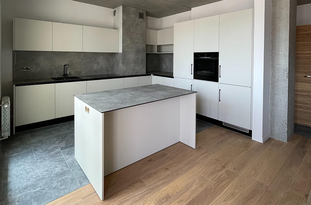 Кухня  лофт с фасадами AGT с компакт-пплитой