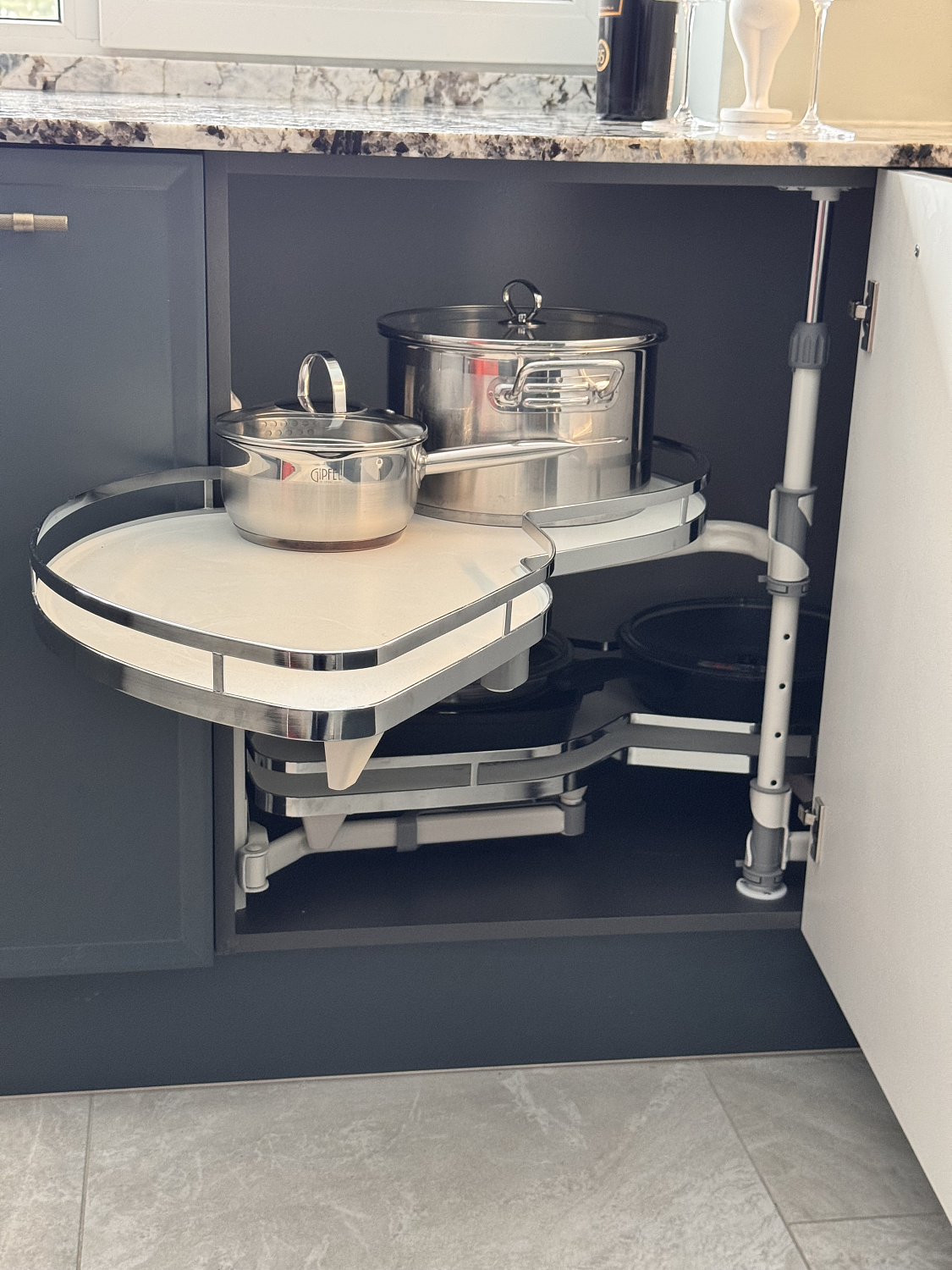 Очень необычная кухня Lotus в кобальтовом цвете