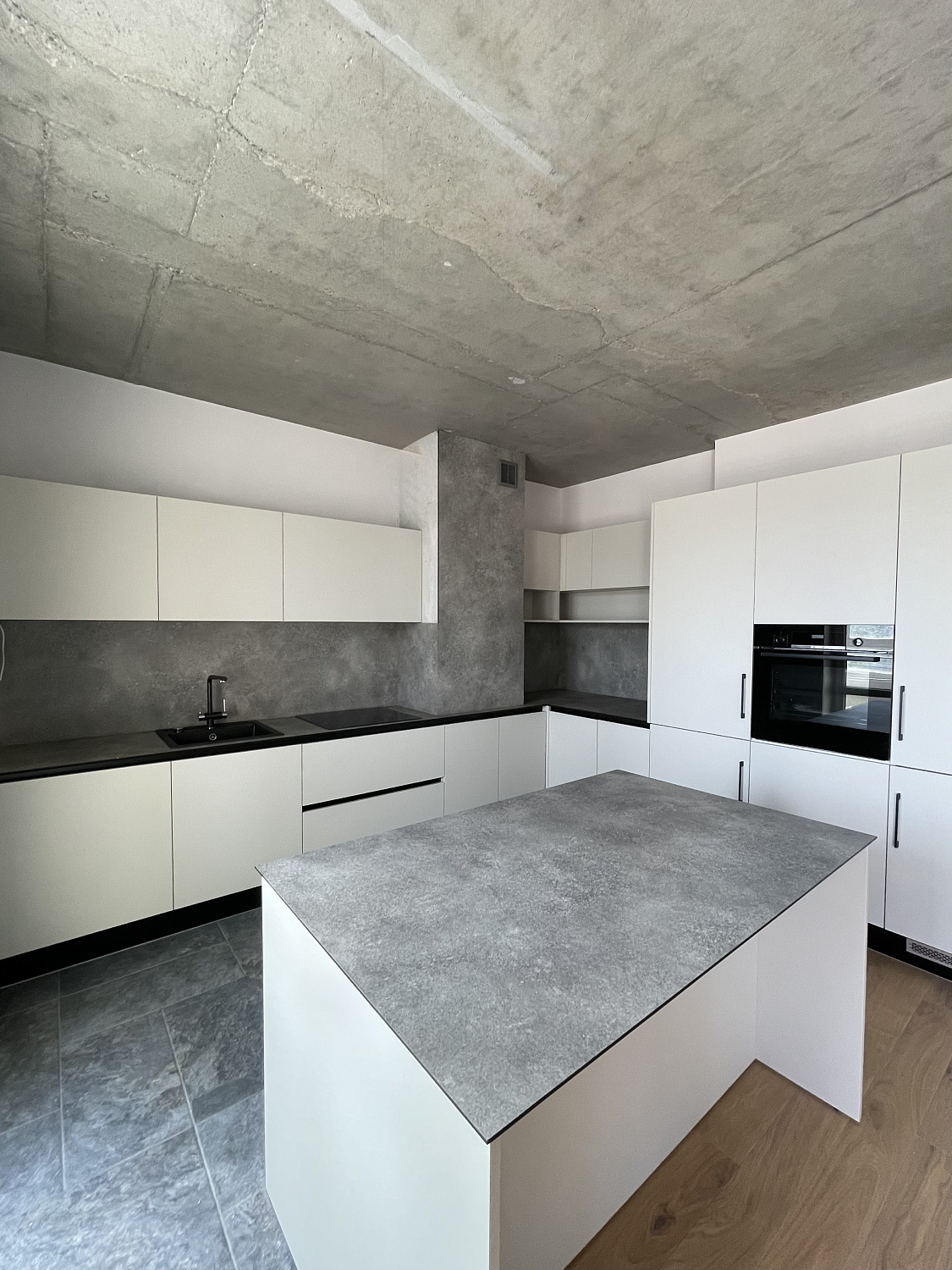 Кухня  лофт с фасадами AGT с компакт-пплитой