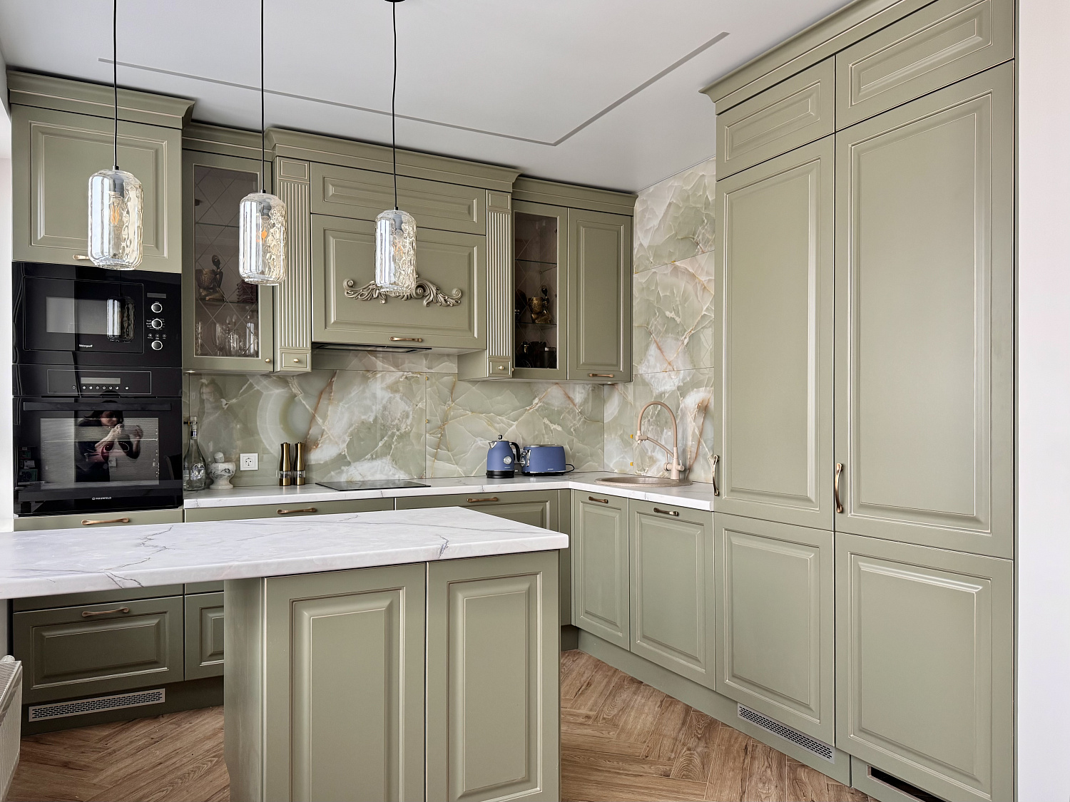 Оливковая кухня в классическом стиле