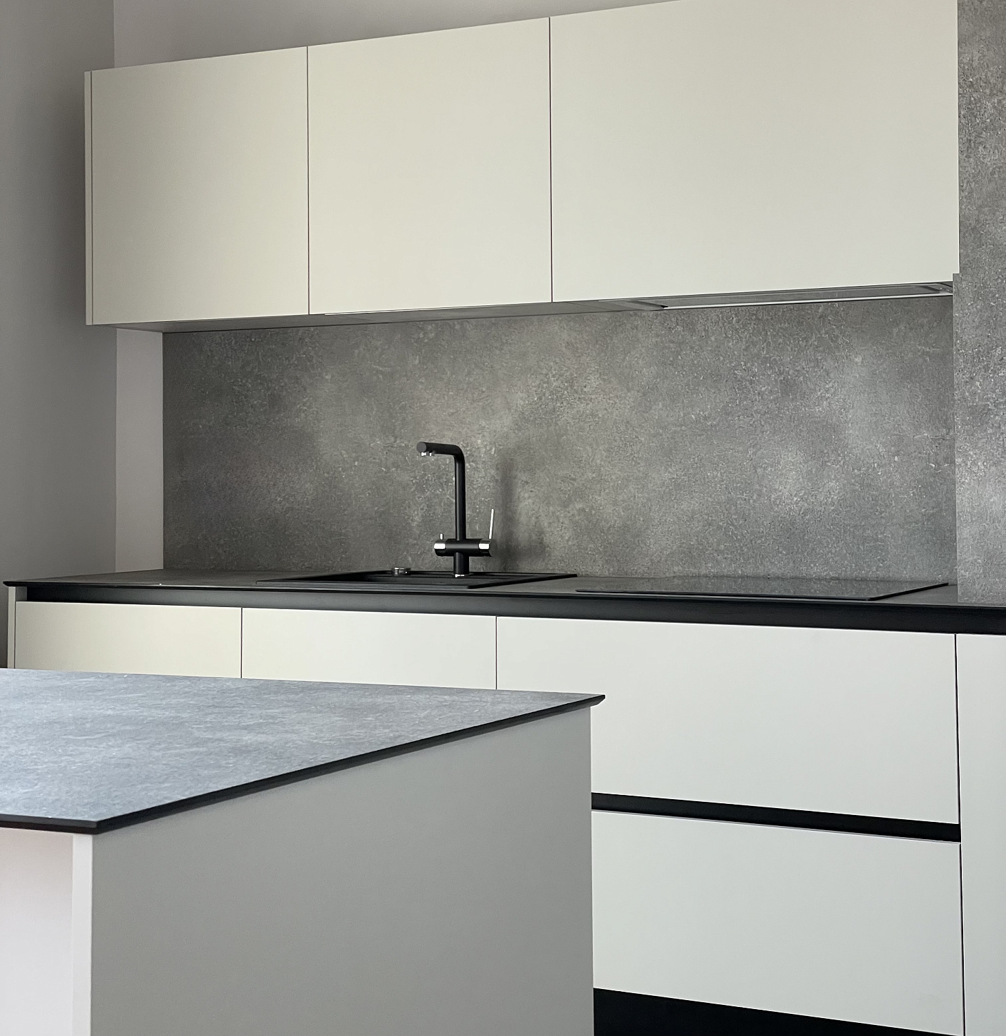 Кухня  лофт с фасадами AGT с компакт-пплитой