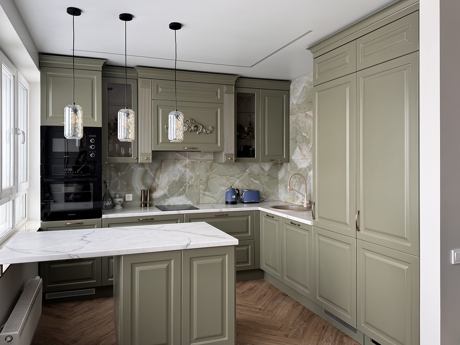 Оливковая кухня в классическом стиле