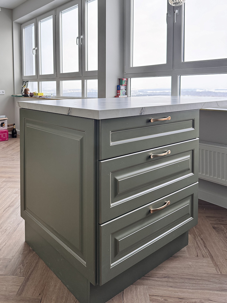 Оливковая кухня в классическом стиле