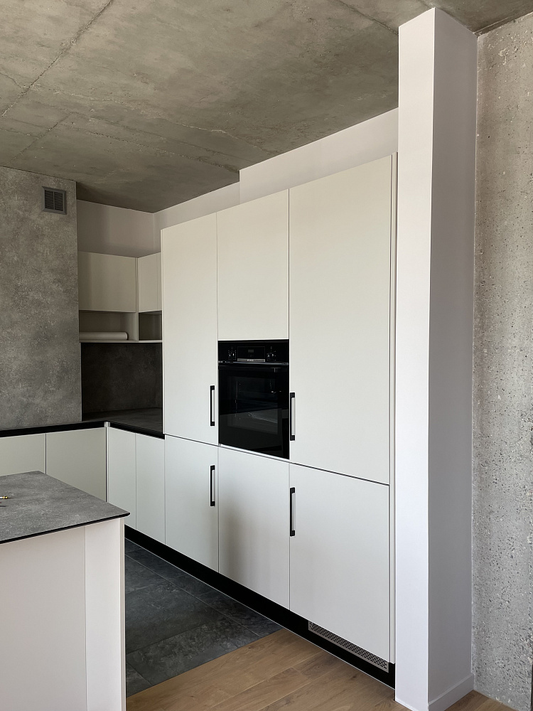 Кухня  лофт с фасадами AGT с компакт-пплитой