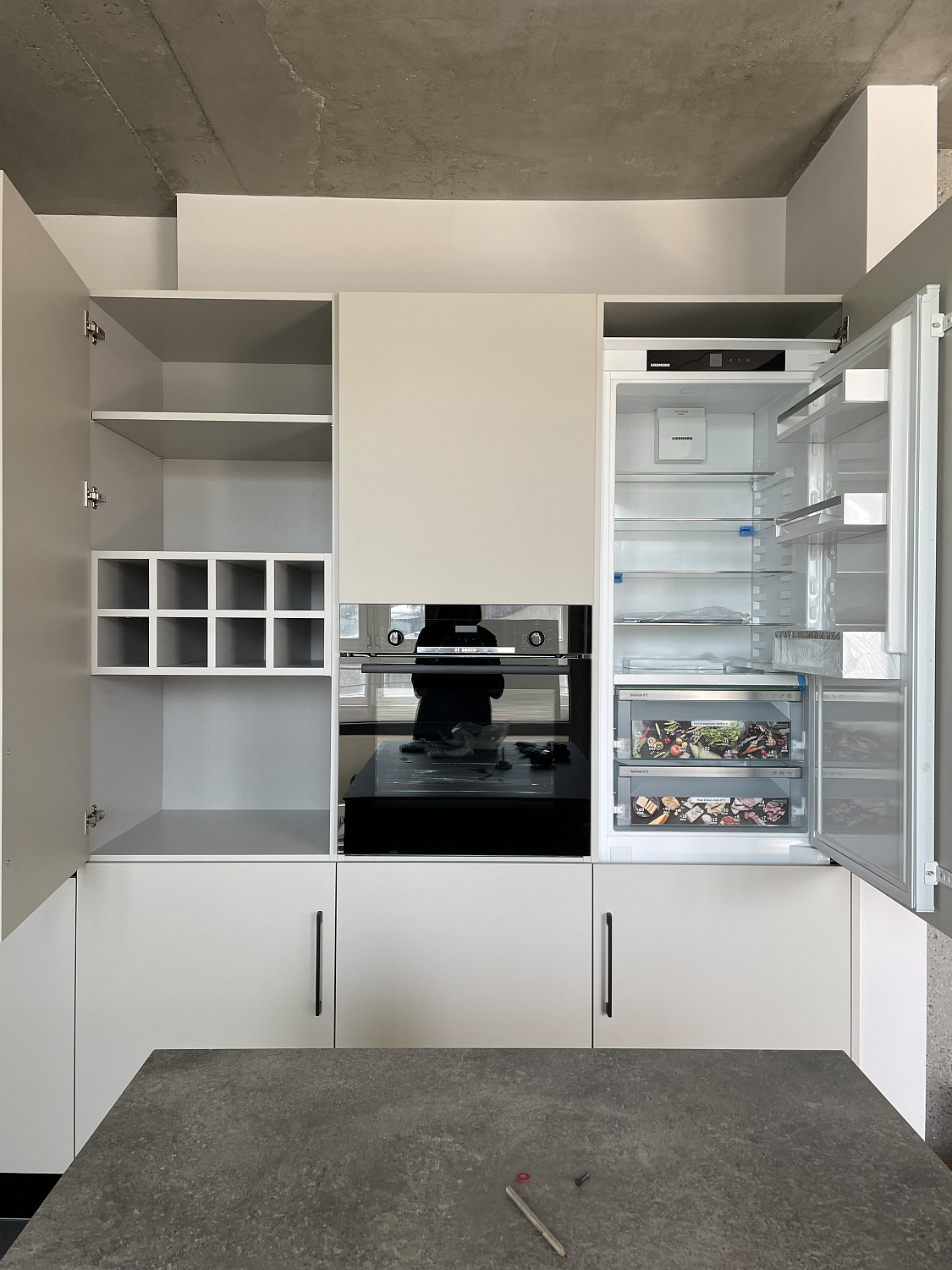 Кухня  лофт с фасадами AGT с компакт-пплитой