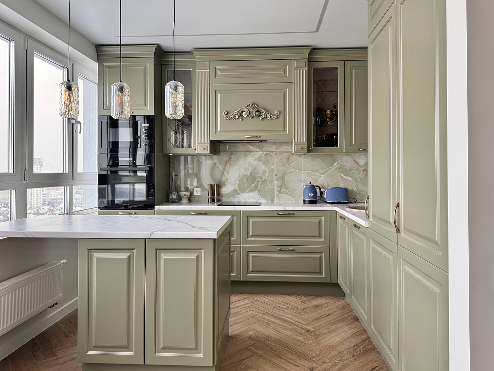 Оливковая кухня в классическом стиле