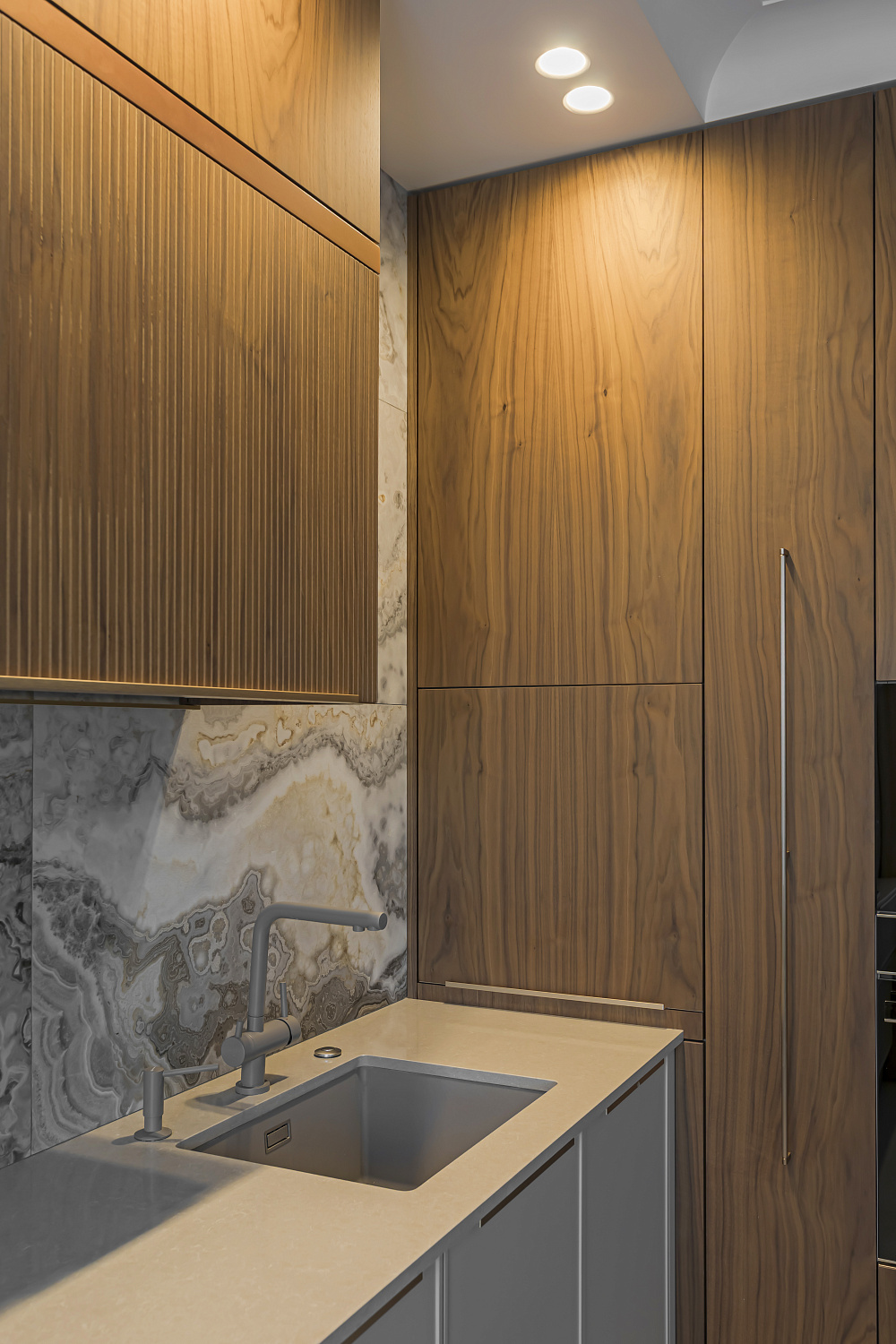 Кухня из шпона ореха в ЖК Левада