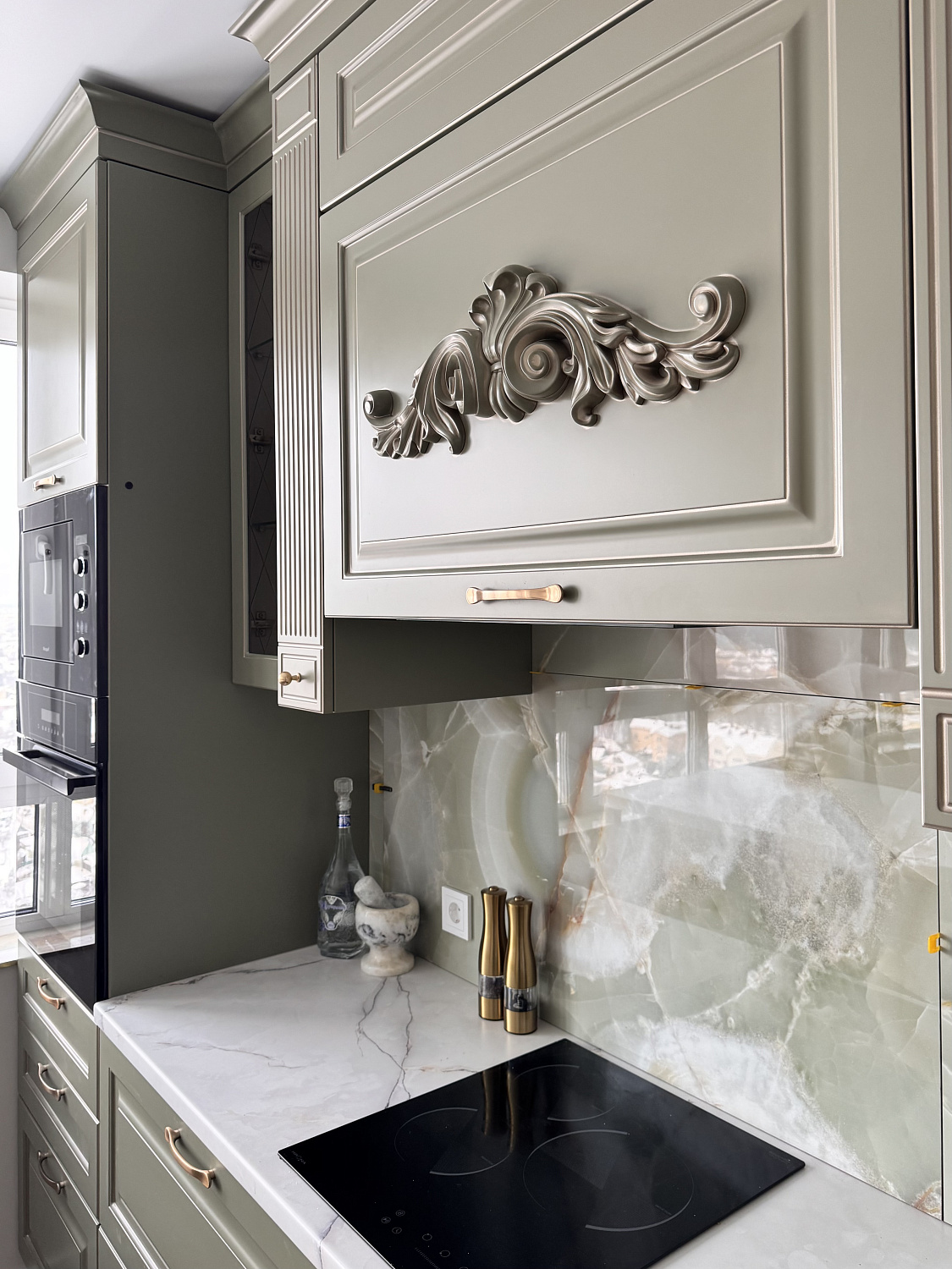 Оливковая кухня в классическом стиле